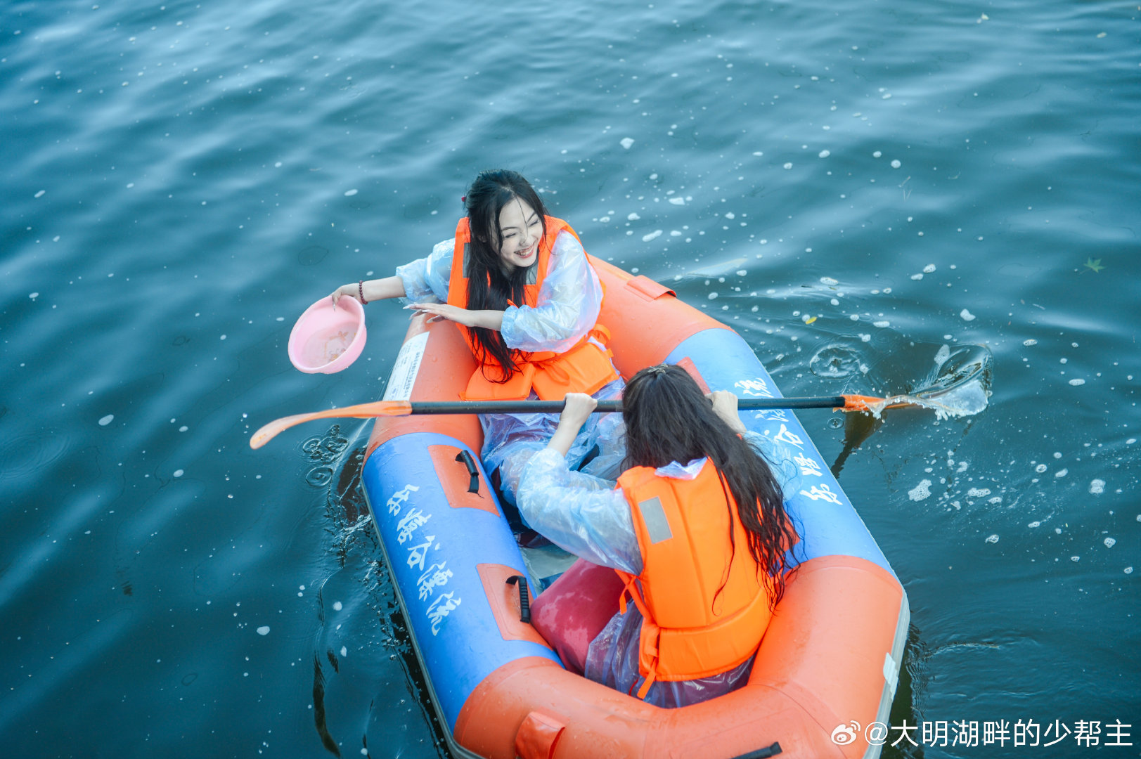 淑荣的湖心航行，高意与白一吉的湖上冒险之旅淑荣说把船开到湖中间高意和白一吉